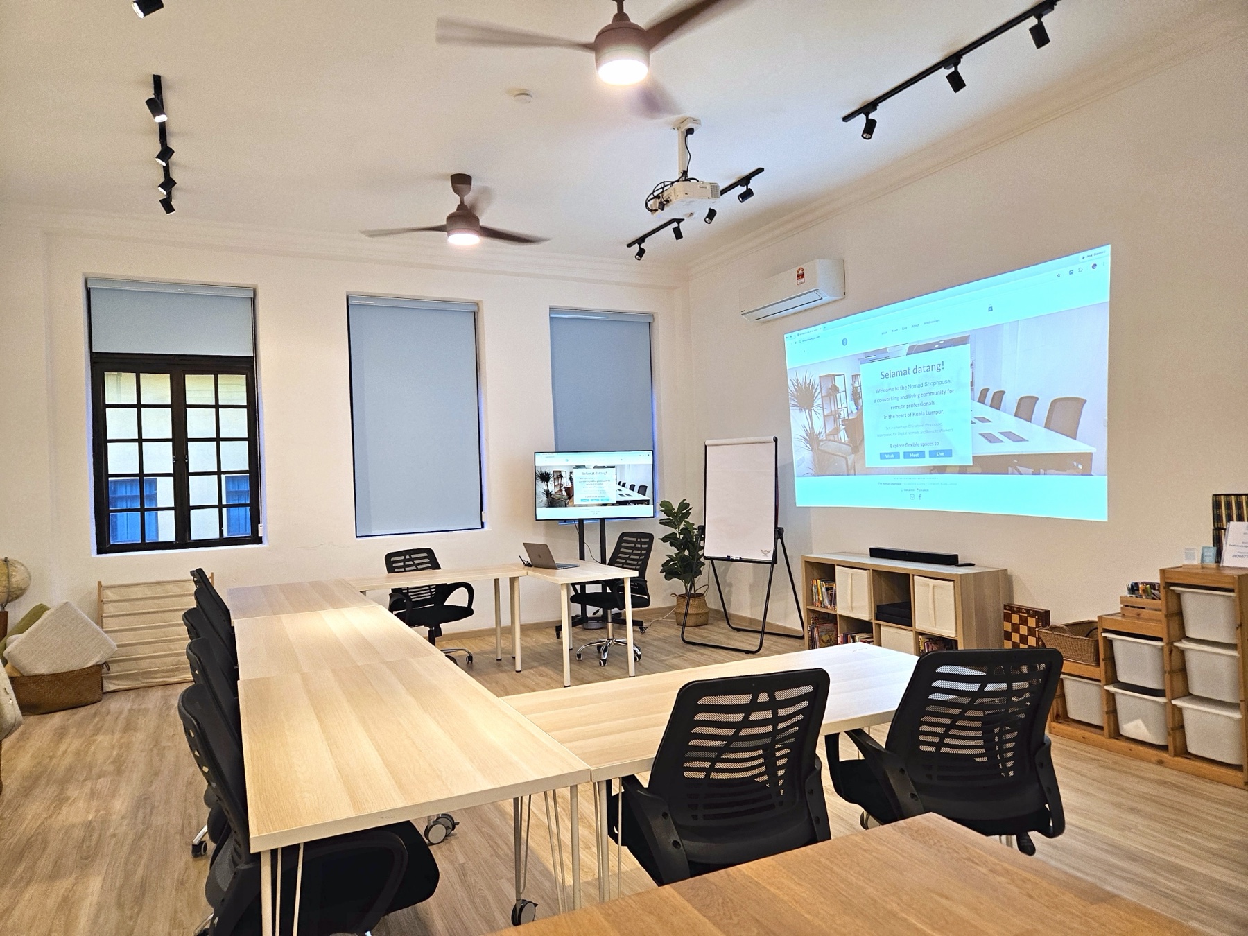 The studio arranged for a classroom-style meeting